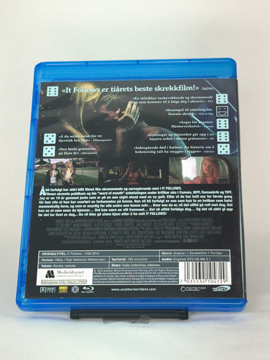 Bakside av Blu-ray-cover til It Follows – stemningsfull horrorfilm som ble en umiddelbar kultfavoritt, brukt Blu-ray hos Brukbar Film.