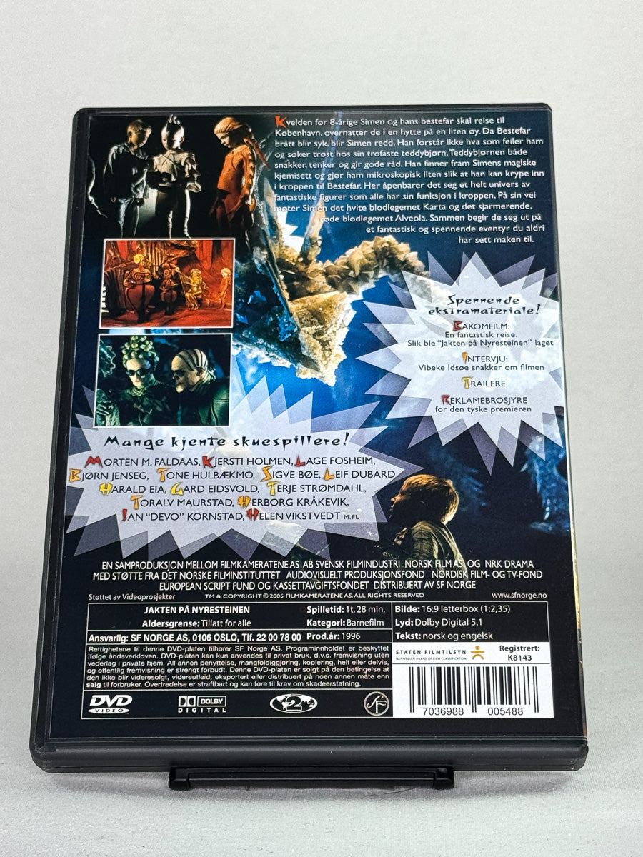 DVD-bakside til filmen Jakten på nyresteinen (Dobbel DVD)
Baksiden viser info, spesifikasjoner og eventuell ekstratekst – produktbilde fra nettbutikken Brukbar Film