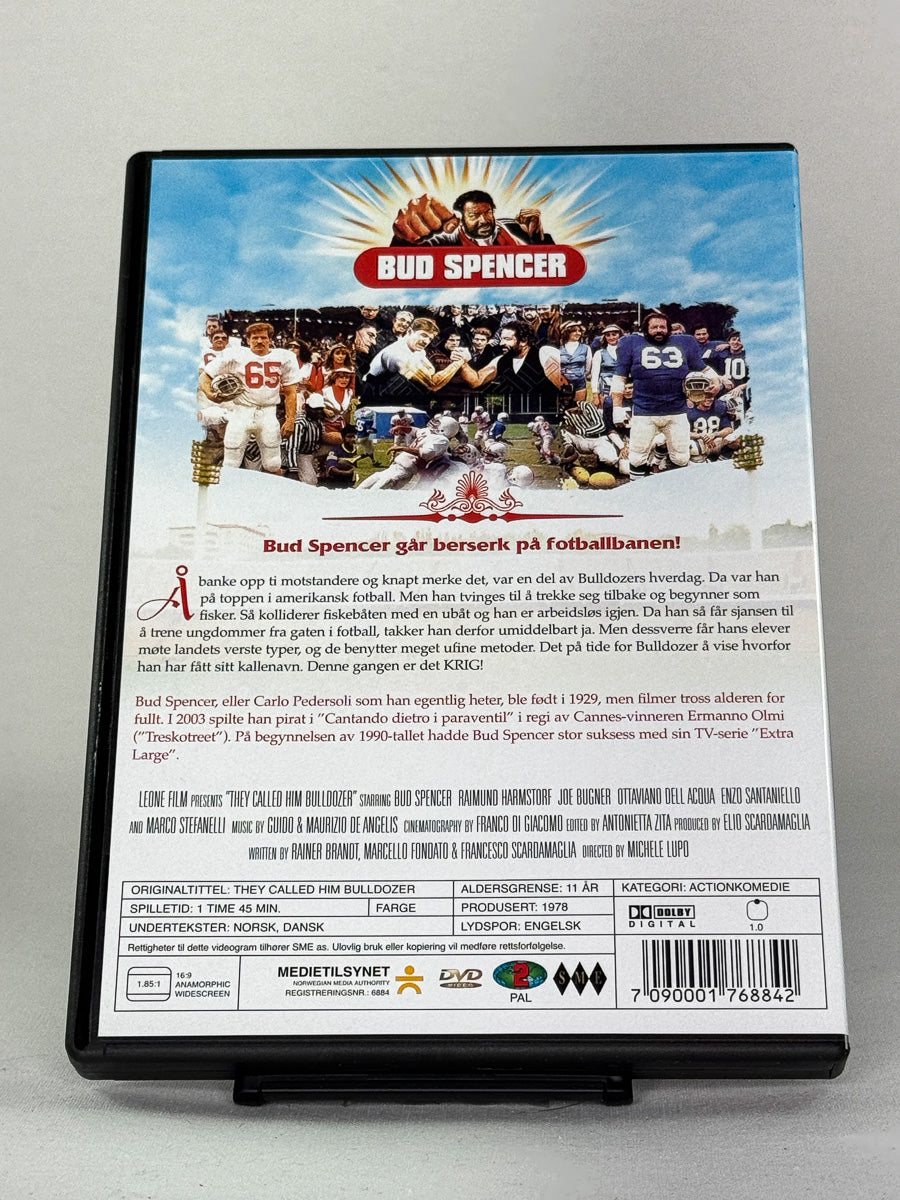 Bakside av DVD-cover til Jeg – en bulldozer – Bud Spencer i kjent stil som hardtslående helt i denne 70-tallsklassikeren – brukt originalfilm på DVD hos Brukbar Film.