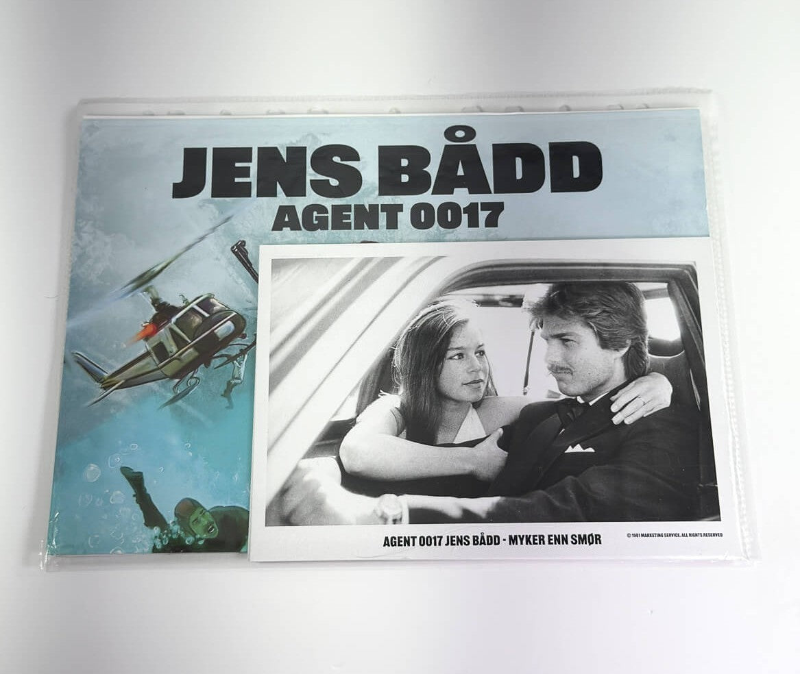 Mappe med plakat, manus og fotografier til Jens Bådd Agent 0017 - Mykere Enn Smør.