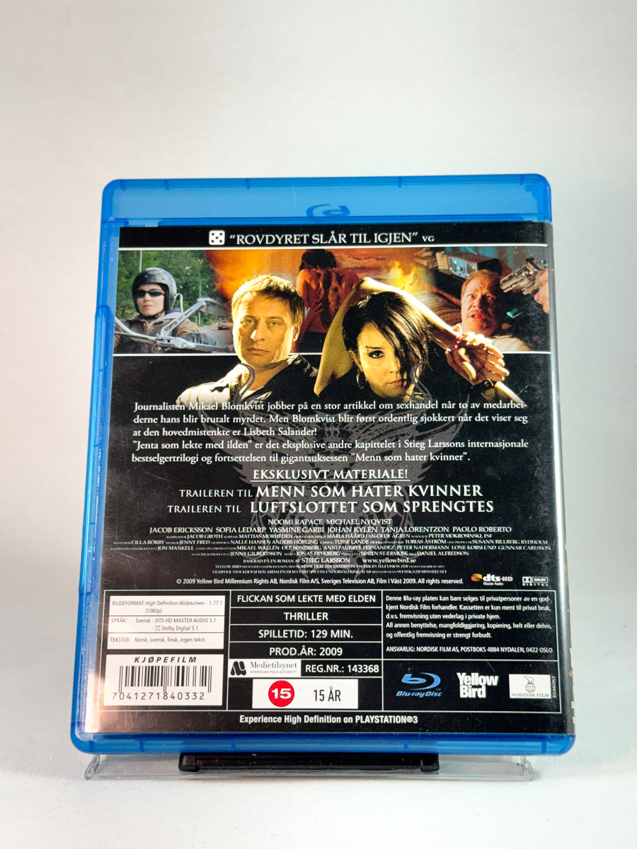 Bakside av cover til Jenta som lekte med ilden, brukt Blu-ray hos Brukbar Film
