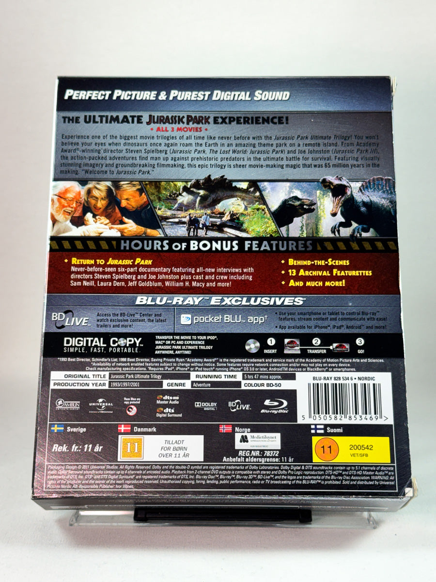 Jurassic Park – Ultimate Trilogy – bakside av Blu-ray-cover med innhold og detaljer, hos Brukbar Film
