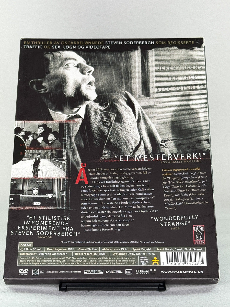 Bakside av DVD-cover til Kafka – brukt original thrillerfilm på DVD med Jeremy Irons, regissert av Steven Soderbergh, tilgjengelig hos Brukbar Film