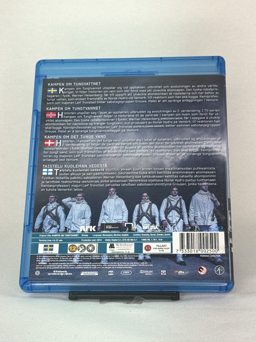Bakside av Blu-ray-cover til Kampen om tungtvannet – historisk norsk TV-serie, brukt Blu-ray hos Brukbar Film