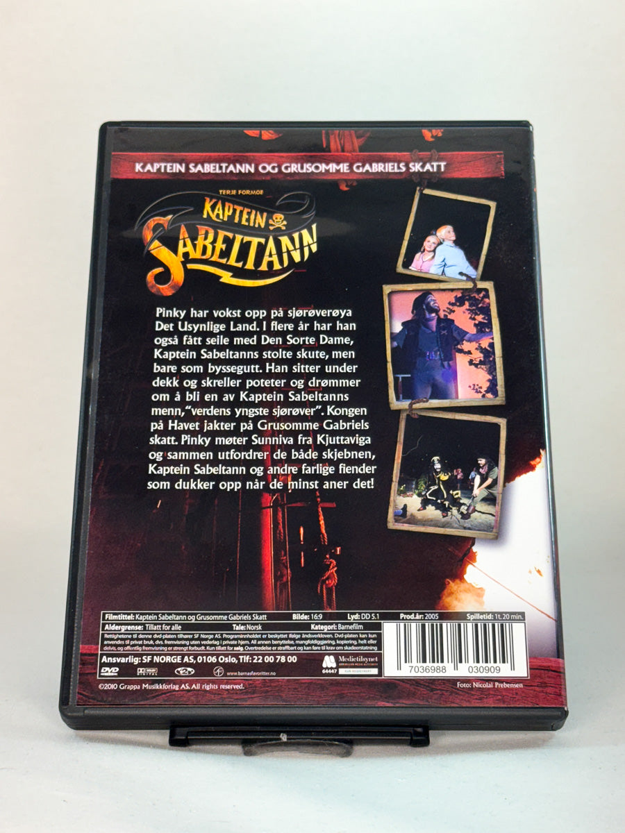 Bakside av DVD-cover til Kaptein Sabeltann og Grusomme Gabriels skatt – eventyr for hele familien med musikk av Terje Formoe, brukt DVD tilgjengelig hos Brukbar Film