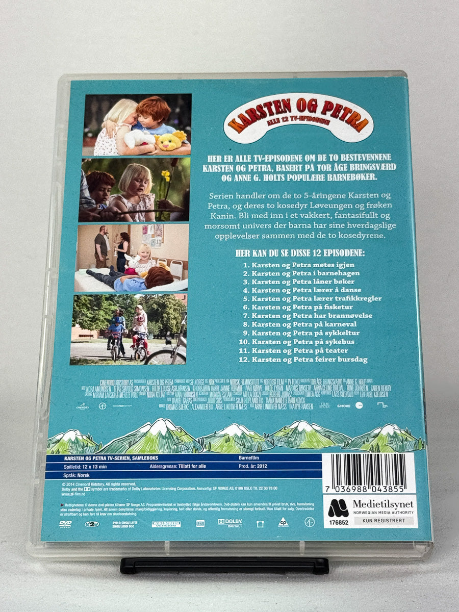 DVD-bakside til filmen Karsten og Petra - Alle 12 TV-episodene
Baksiden viser info, spesifikasjoner og eventuell ekstratekst – produktbilde fra nettbutikken Brukbar Film