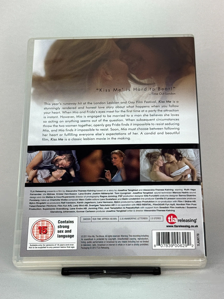 Bakside av DVD-cover til filmen Kiss Me – brukt romantisk drama, kjærlighetshistorie på DVD, tilgjengelig hos Brukbar Film
