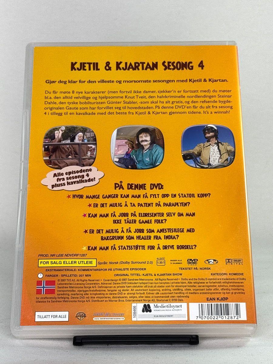 DVD-bakside til filmen Kjetil & Kjartan Sesong 4
Baksiden viser info, spesifikasjoner og eventuell ekstratekst – produktbilde fra nettbutikken Brukbar Film