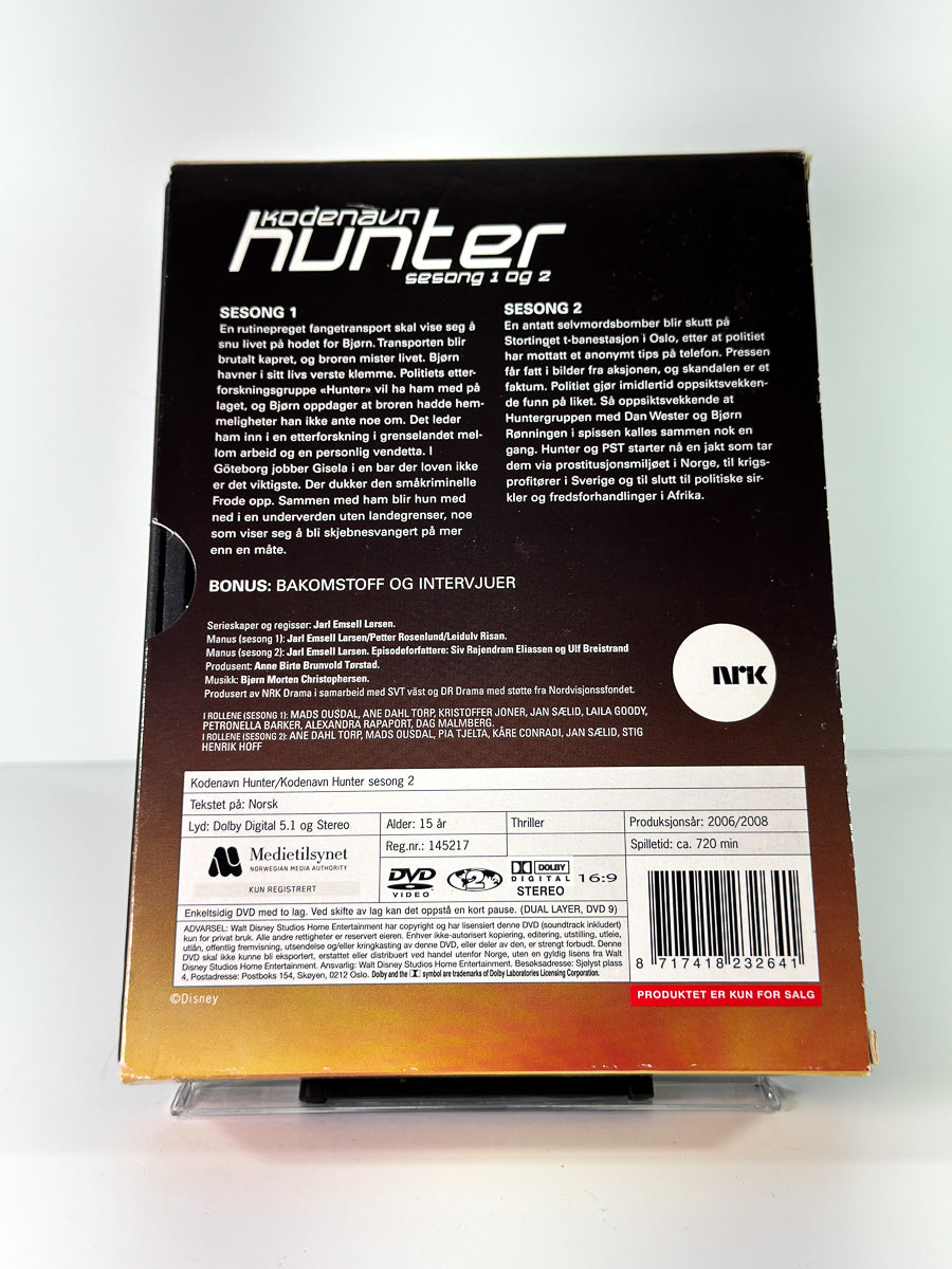 Bakside av cover til Kodenavn Hunter Sesong 1 og 2, brukt original DVD hos Brukbar Film