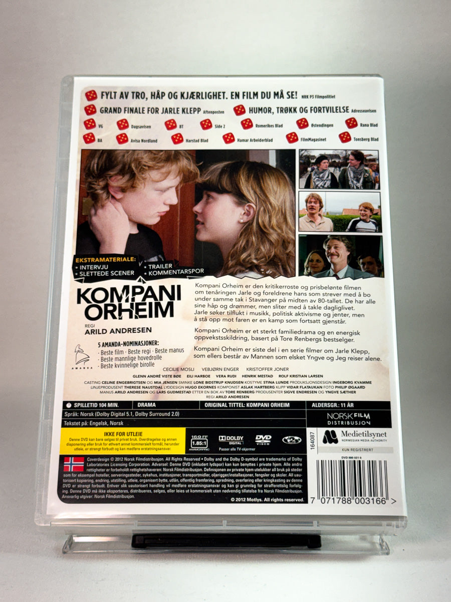 Bakside av DVD-cover til Kompani Orheim med handling og rollebesetning hos Brukbar Film