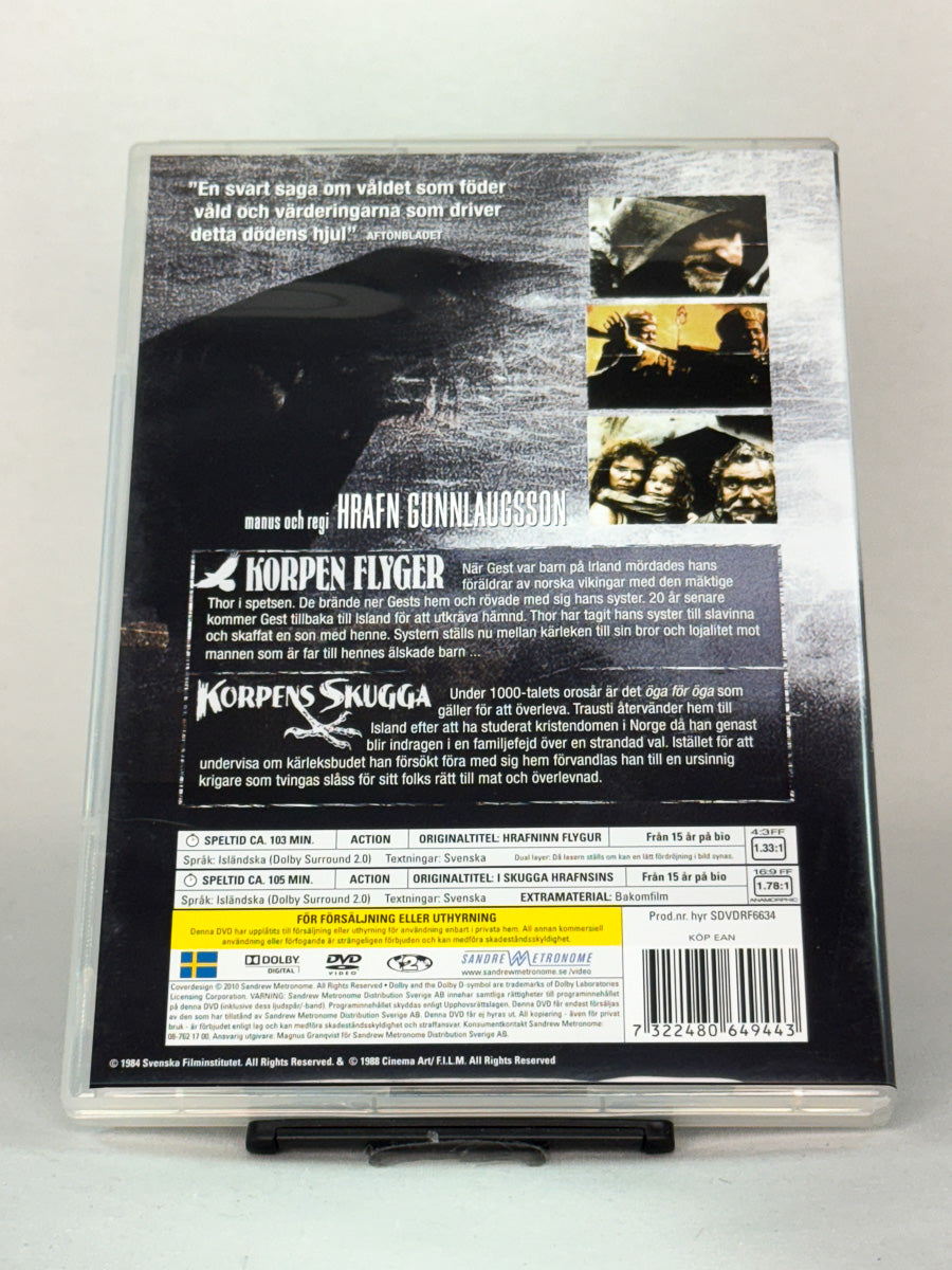 Bakside av DVD-cover til Korpen flyger og Korpens skugga – brukt utgave av saga-duologien på DVD fra Brukbar Film.