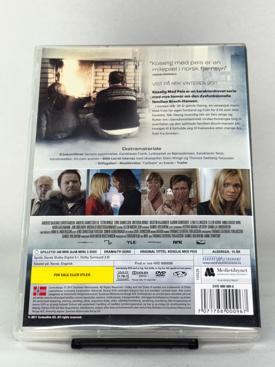 Bakside av cover til Koselig med peis DVD, norsk dramaserie på DVD med Anders Baasmo Christiansen og Stein Winge i hovedroller.
