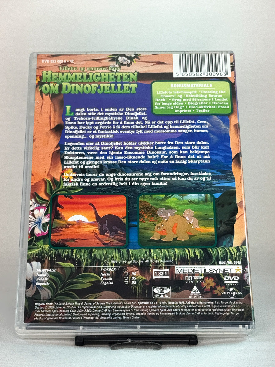 Bakside av DVD-cover til Lillefot og vennene hans: Hemmeligheten om Dinofjellet – animert klassiker med vennskap, mot og oppdagelser i urtiden, brukt originalfilm på DVD hos Brukbar Film.