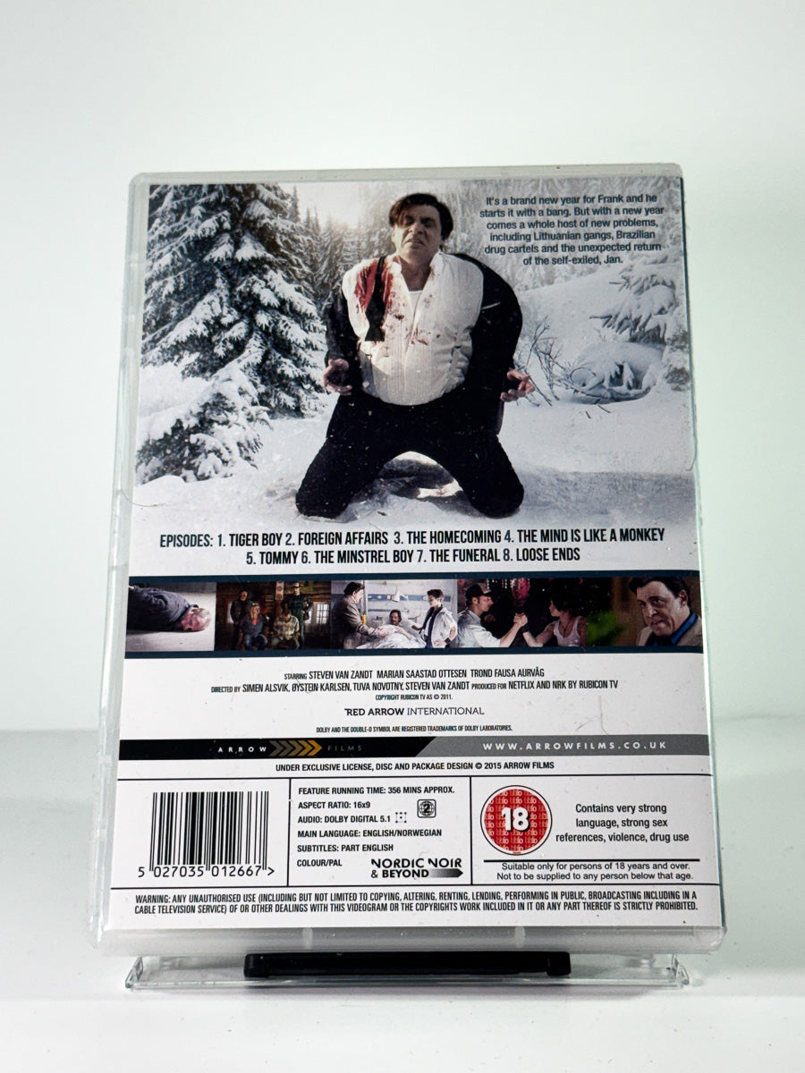 Bakside av cover til Lilyhammer sesong 3, brukt original DVD hos Brukbar Film