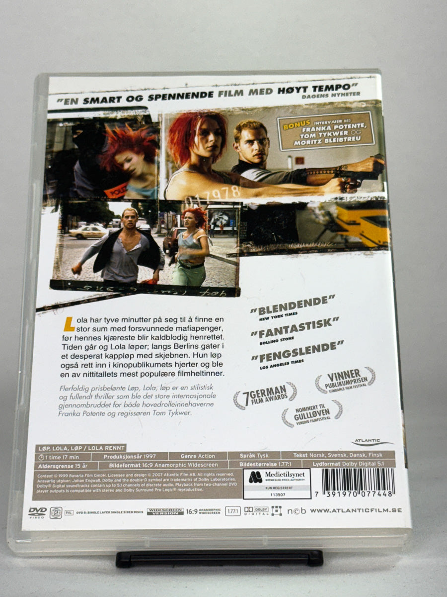 Bakside av DVD-cover til Løp, Lola, løp – banebrytende og energisk film om tid, valg og skjebne – brukt originalfilm på DVD hos Brukbar Film.