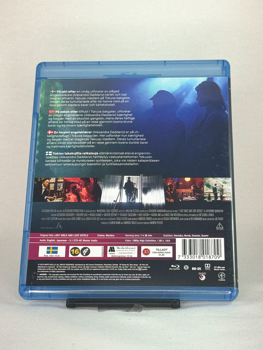 Bakside av Blu-ray-cover til Lost Girls & Love Hotels – brukt erotisk drama i original Blu-ray-utgave hos Brukbar Film