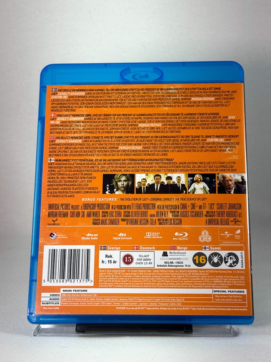 Bakside av Blu-ray-cover til Lucy – visuelt spektakulær og tankevekkende thriller, Blu-ray hos Brukbar Film.