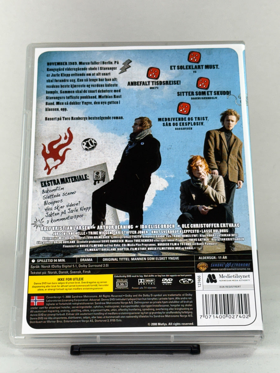DVD-bakside til filmen Mannen som elsket Yngve
Baksiden viser info, spesifikasjoner og eventuell ekstratekst – produktbilde fra nettbutikken Brukbar Film