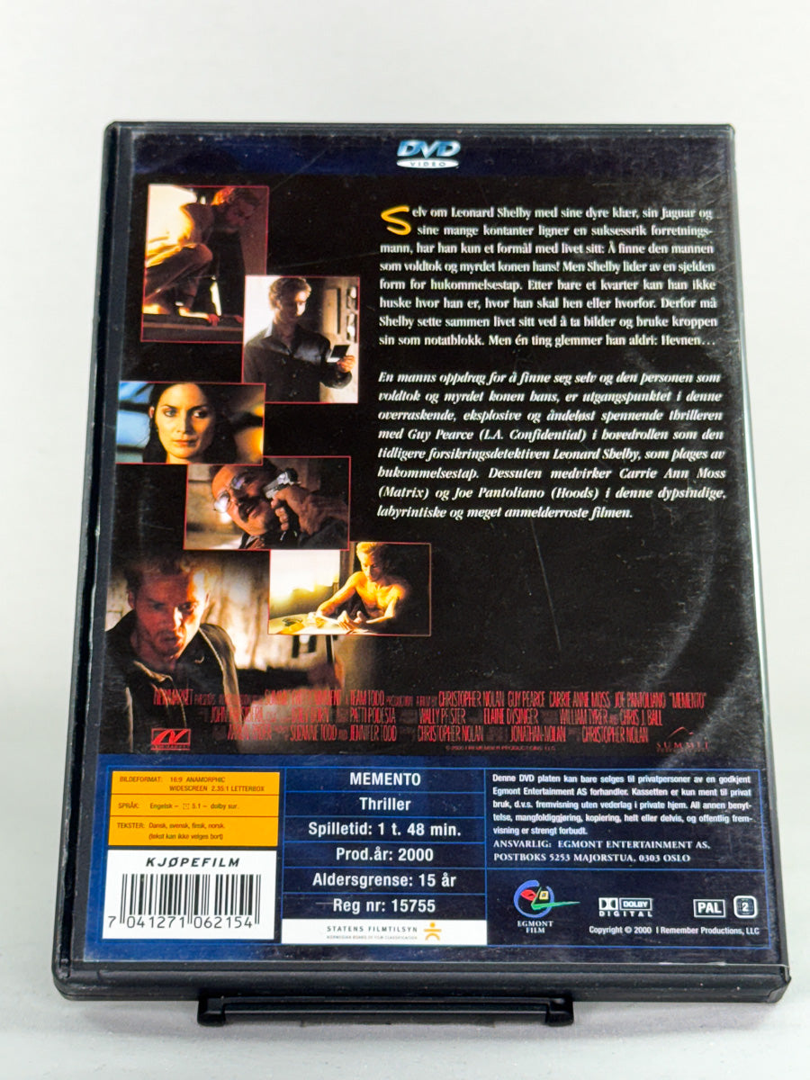 Memento – bakside av brukt DVD-cover, thrillerfilm med coverbeskrivelse og spesifikasjoner på DVD