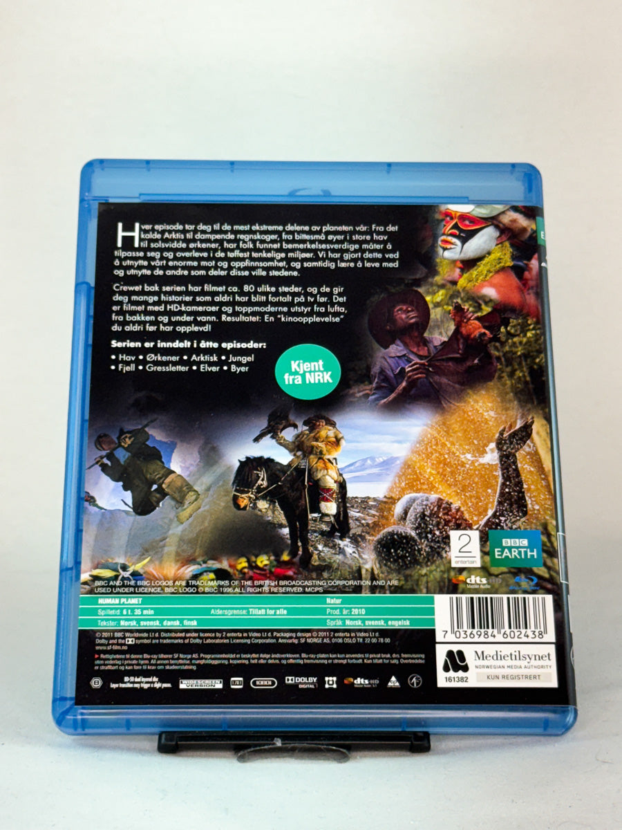 Bakside av Blu-ray-cover til Mennesket mot naturen – visuelt spektakulær BBC-produksjon i 2-disc utgave, utforsker menneskets overlevelse i ekstreme miljøer, brukt Blu-ray hos Brukbar Film.