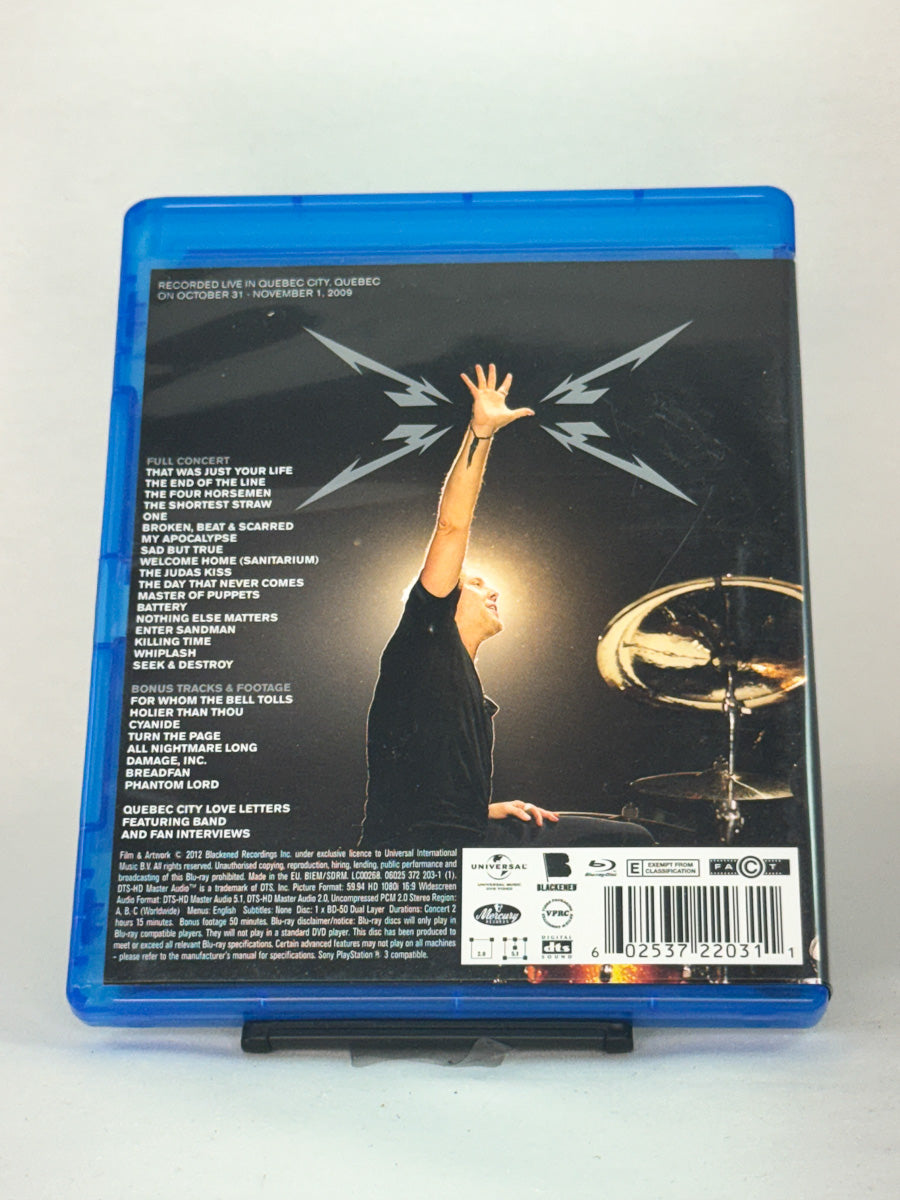Bakside av Blu-ray-cover til Metallica – Quebec Magnetic, med full låtliste og bonusspor – brukt konsertutgivelse på Blu-ray fra Brukbar Film.