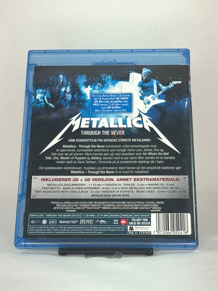 Bakside av Blu-ray-cover til Metallica: Through the Never – informasjon om spesialutgave, bonusmateriale og lydspor, brukt Blu-ray fra Brukbar Film.