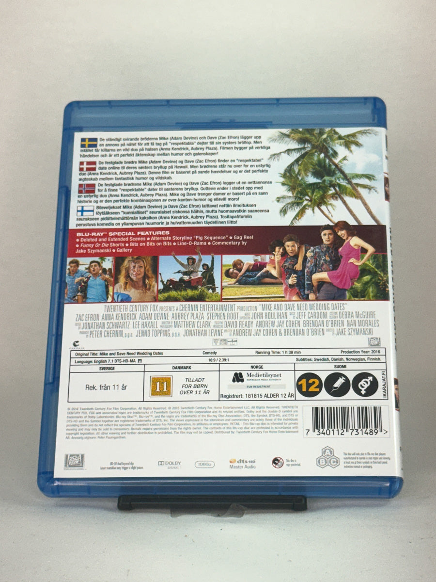 Bakside av Blu-ray-cover til Mike and Dave Need Wedding Dates – vill romantisk komedie om kaos og kjærlighet, brukt Blu-ray hos Brukbar Film.