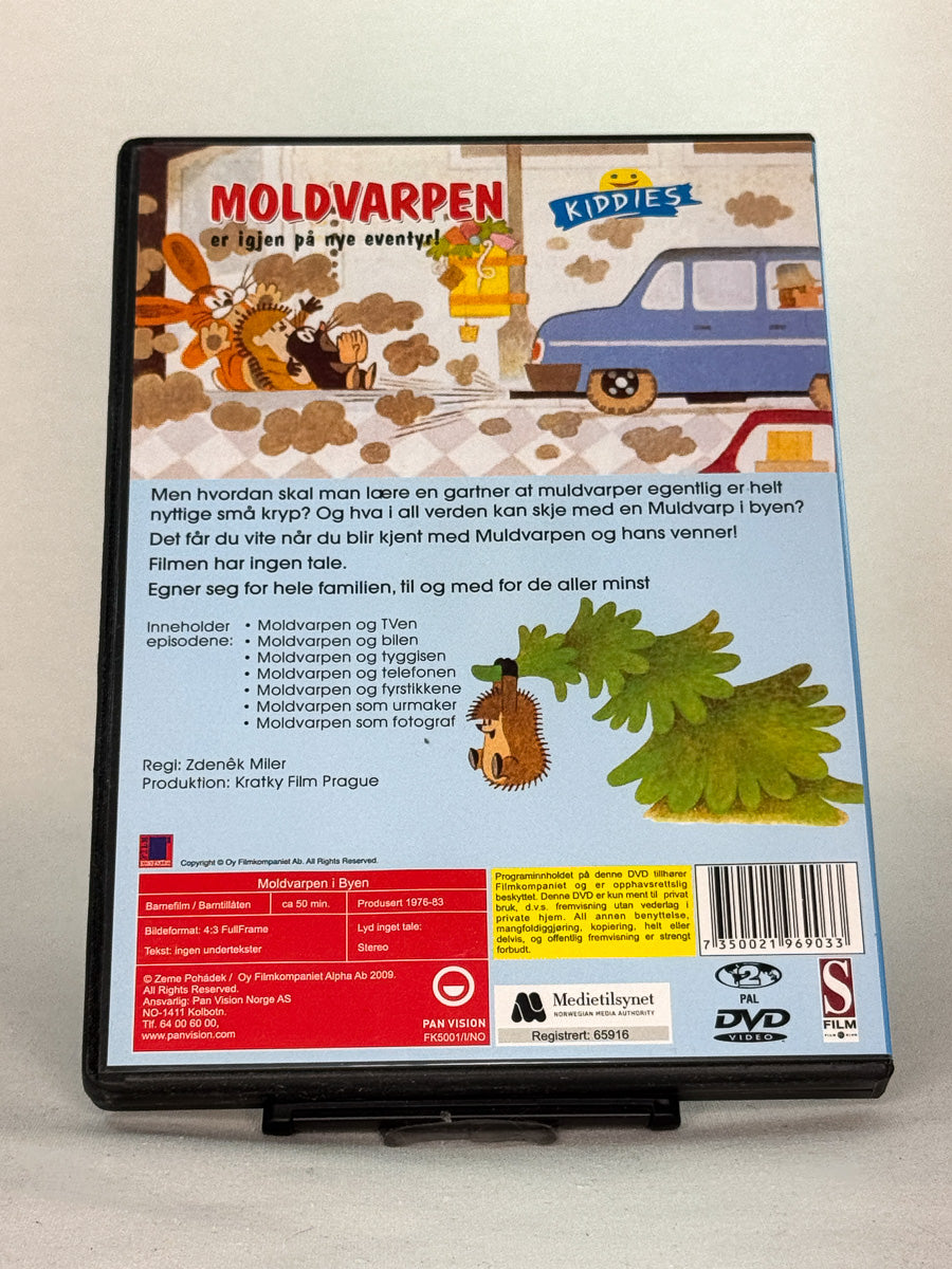 Bakside av DVD-cover til Moldvarpen i byen – klassisk barneunderholdning med Moldvarpen og vennene hans – original brukt DVD hos Brukbar Film.