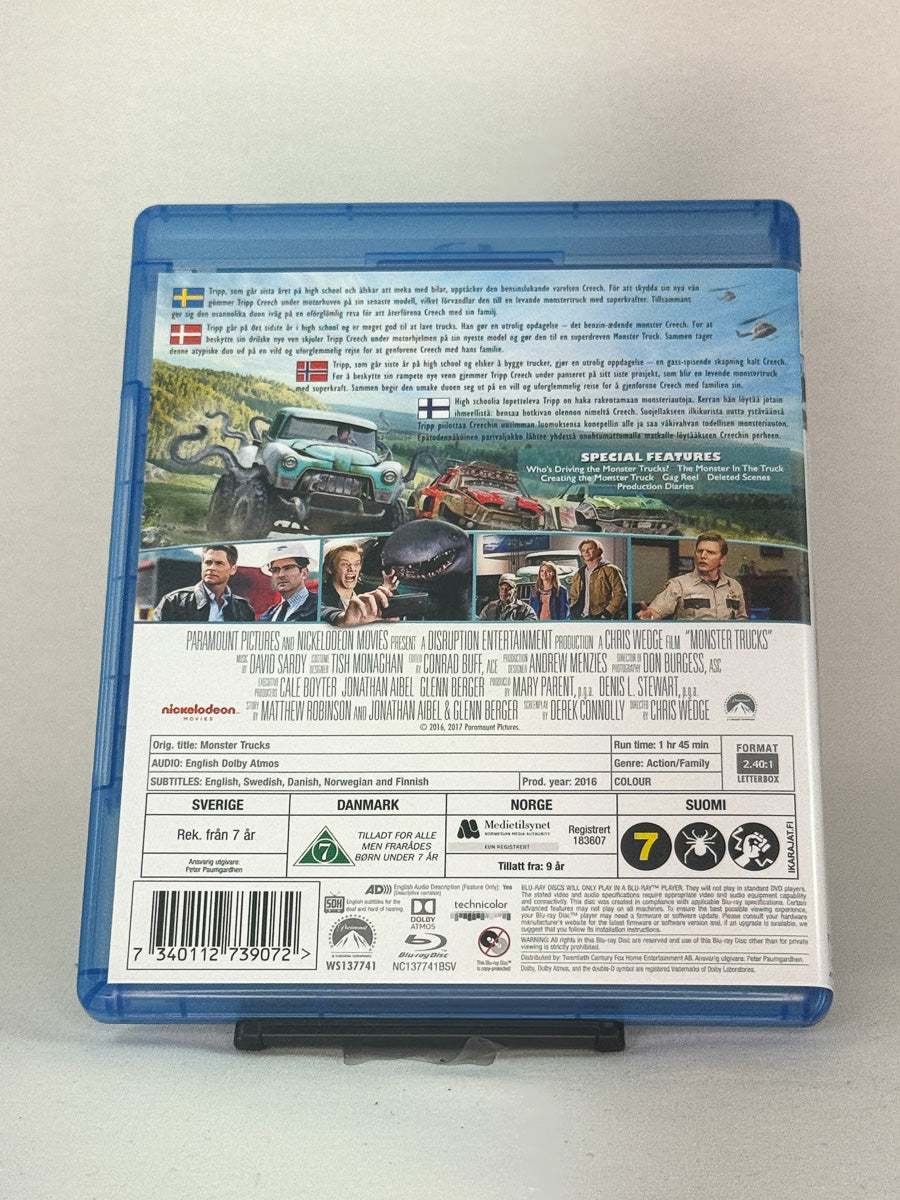 Bakside av Blu-ray-cover til Monster Trucks – actionfylt barnefilm med monstre og kjøretøy i fart, brukt Blu-ray-film tilgjengelig hos Brukbar Film.