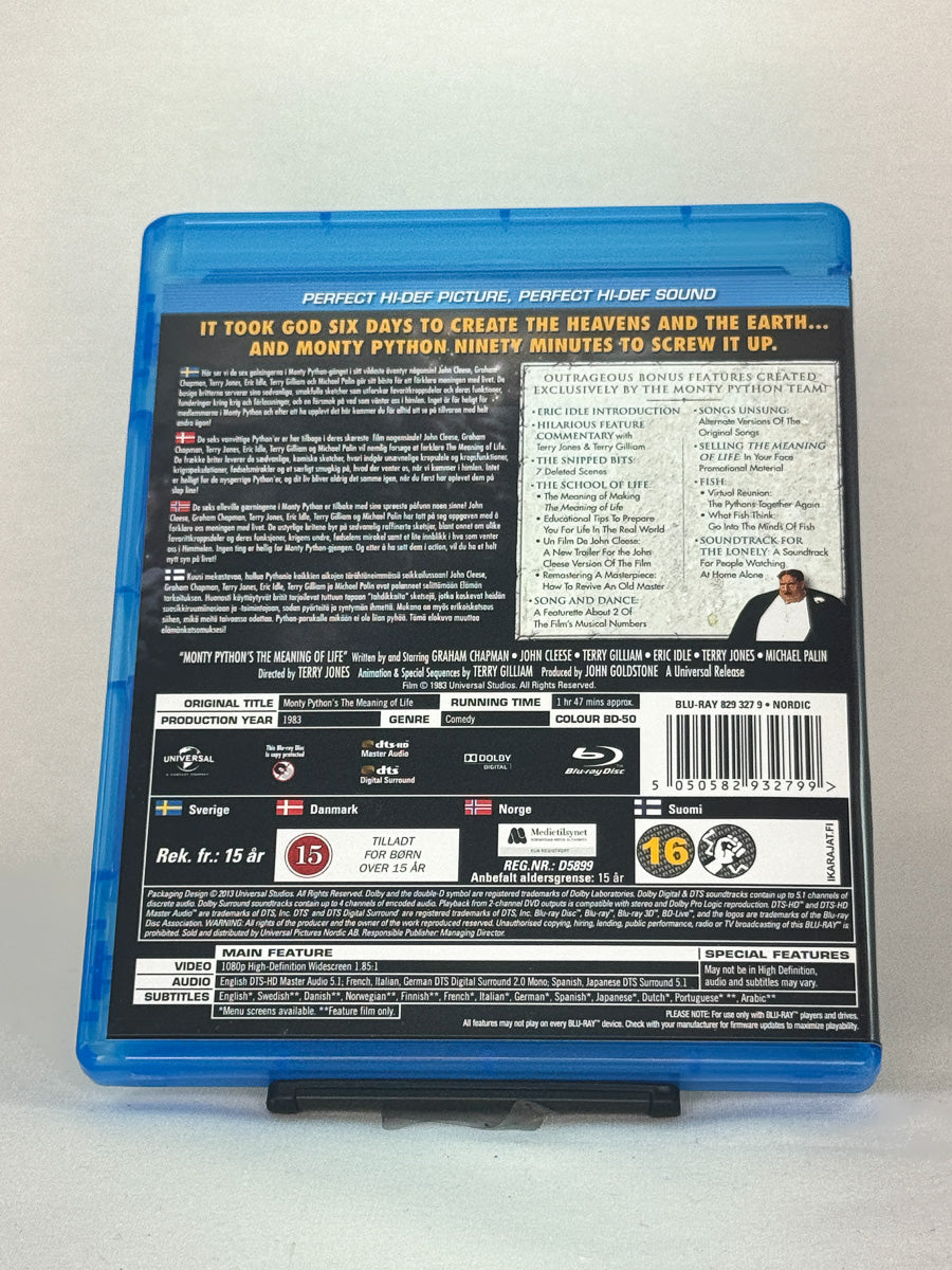 Bakside av Blu-ray-cover til Monty Python’s The Meaning of Life – satirisk kultfilm fra Monty Python-gjengen, original brukt Blu-ray-utgave tilgjengelig hos Brukbar Film.