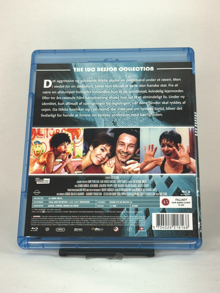 Bakside av Blu-ray-cover til Nikita – informasjon om Bessons ikoniske franske actionfilm fra 1990 med intens atmosfære og høy visuell stil, brukt originalfilm på Blu-ray hos Brukbar Film.