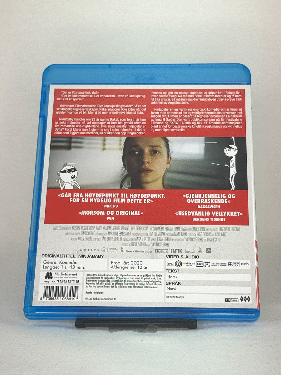 Bakside av Blu-ray-cover til Ninjababy – prisvinnende norsk film fra Arthaus og Star Media, brukt Blu-ray-film tilgjengelig hos Brukbar Film.