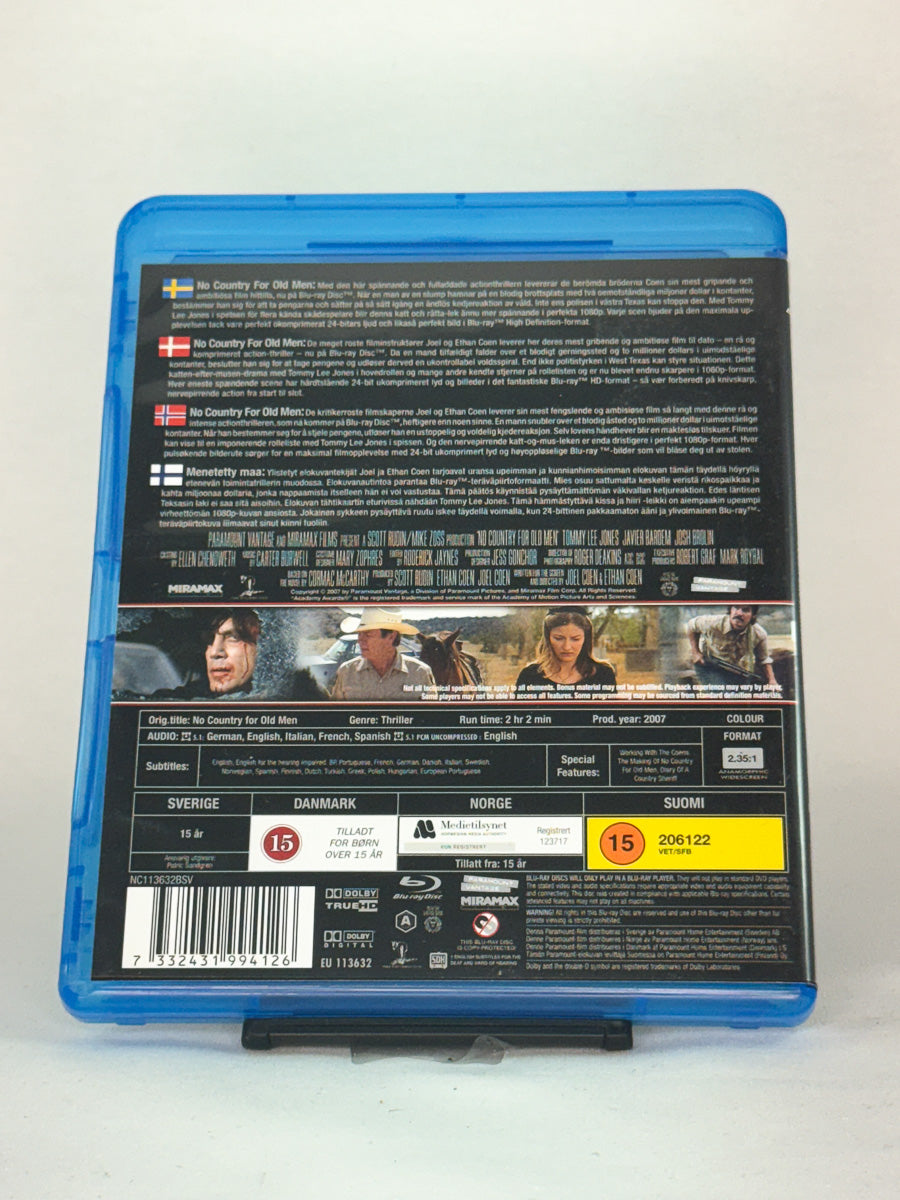 Bakside av Blu-ray-cover til No Country for Old Men – mørk og intens thriller fra Joel og Ethan Coen, brukt Blu-ray hos Brukbar Film.