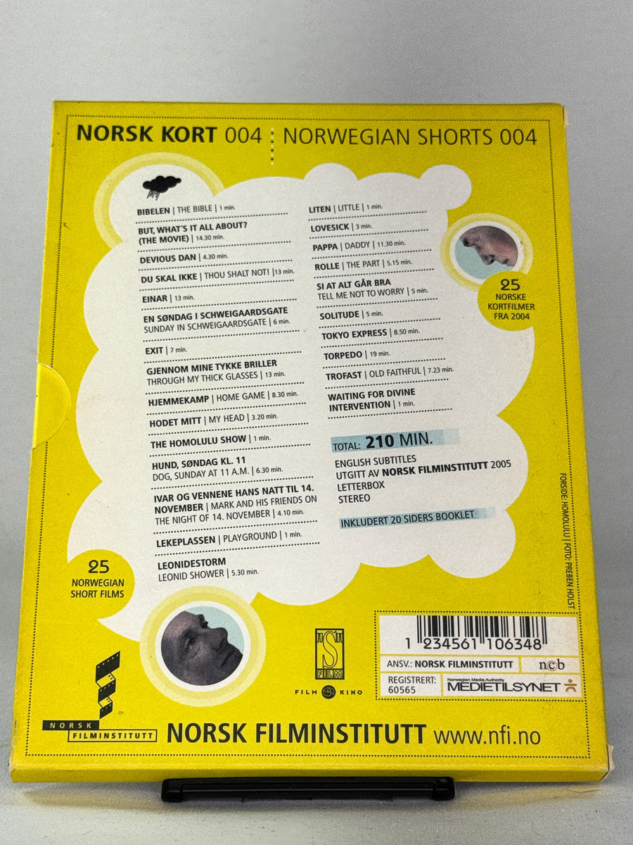 DVD-bakside til filmen Norsk Kort 004
Baksiden viser info, spesifikasjoner og eventuell ekstratekst – produktbilde fra nettbutikken Brukbar Film