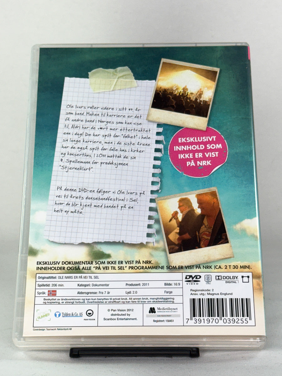 Bakside av DVD-cover til Ole Ivars – På vei til Sel – viser scener fra turnélivet og omtaler fra fans og presse – brukt DVD tilgjengelig hos Brukbar Film.