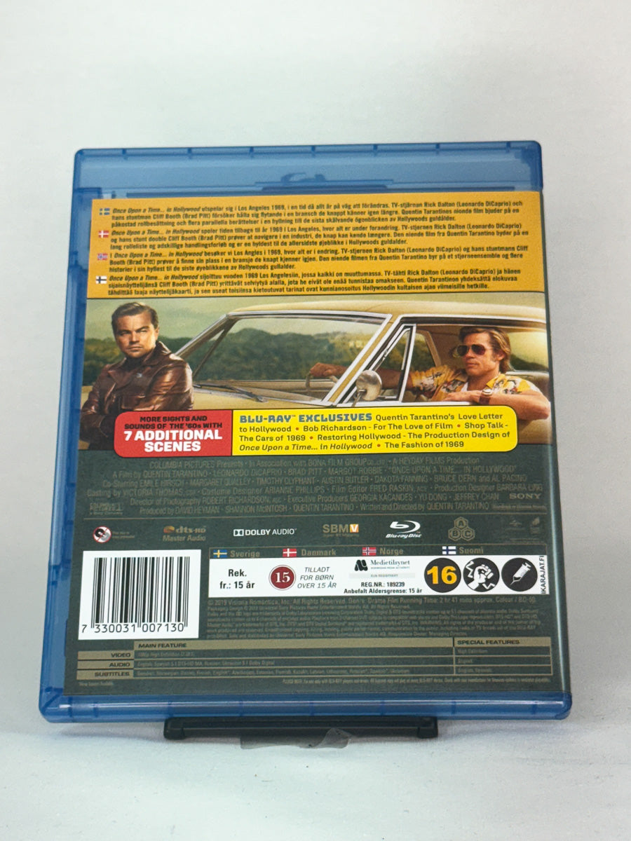 Bakside av Blu-ray-cover til Once Upon a Time in Hollywood – stilsikker og humoristisk film fra Quentin Tarantino, brukt Blu-ray hos Brukbar Film.