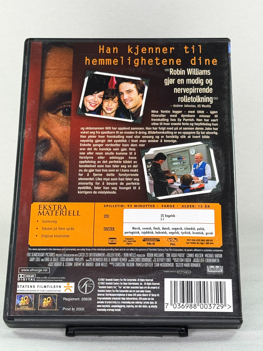 DVD-cover-bakside til filmen One Hour Photo – Brukt DVD fra nettbutikken Brukbar Film