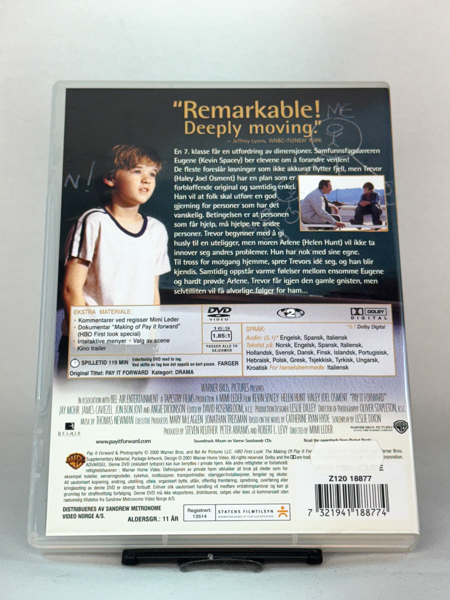 DVD-bakside til filmen Pay It Forward
Baksiden viser info, spesifikasjoner og eventuell ekstratekst – produktbilde fra nettbutikken Brukbar Film