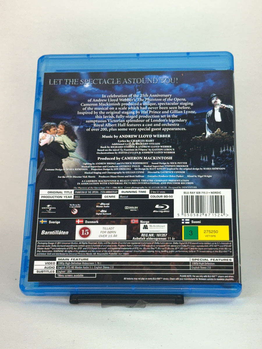 Bakside av Blu-ray-cover til The Phantom of the Opera at the Royal Albert Hall – storslått liveopptreden med Ramin Karimloo og Sierra Boggess, brukt Blu-ray-film tilgjengelig hos Brukbar Film.