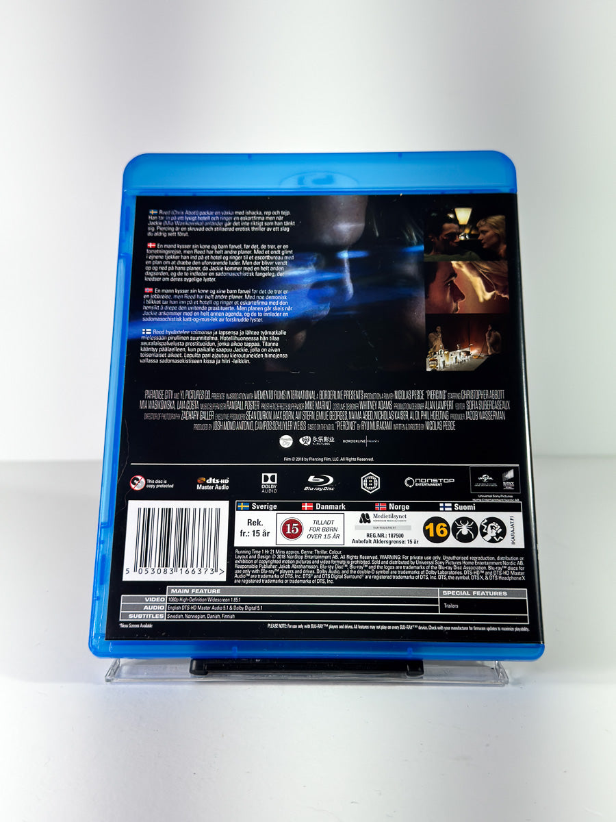 Bakside av cover til Piercing på Blu-ray
