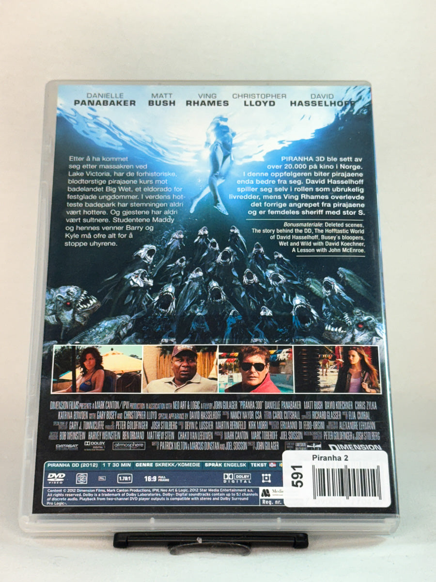 Bakside av DVD-cover til Piranha 2 – informasjon om den vanvittige horror-komedien fylt med blodtørstige pirajaer, brukt originalfilm på DVD hos Brukbar Film.