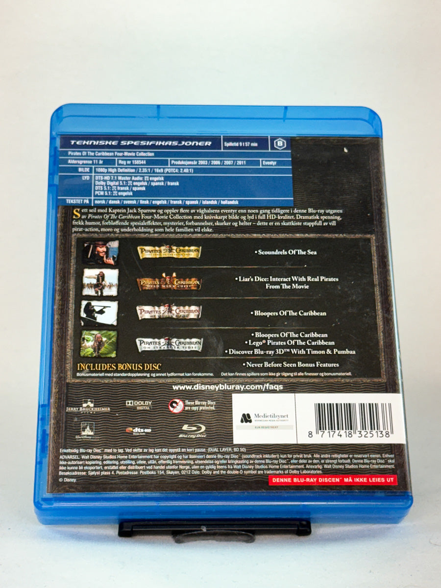 Bakside av Blu-ray-cover til Pirates of the Caribbean – Four-Movie Collection – inkluderer The Curse of the Black Pearl, Dead Man’s Chest, At World’s End og On Stranger Tides, brukt Blu-ray hos Brukbar Film.