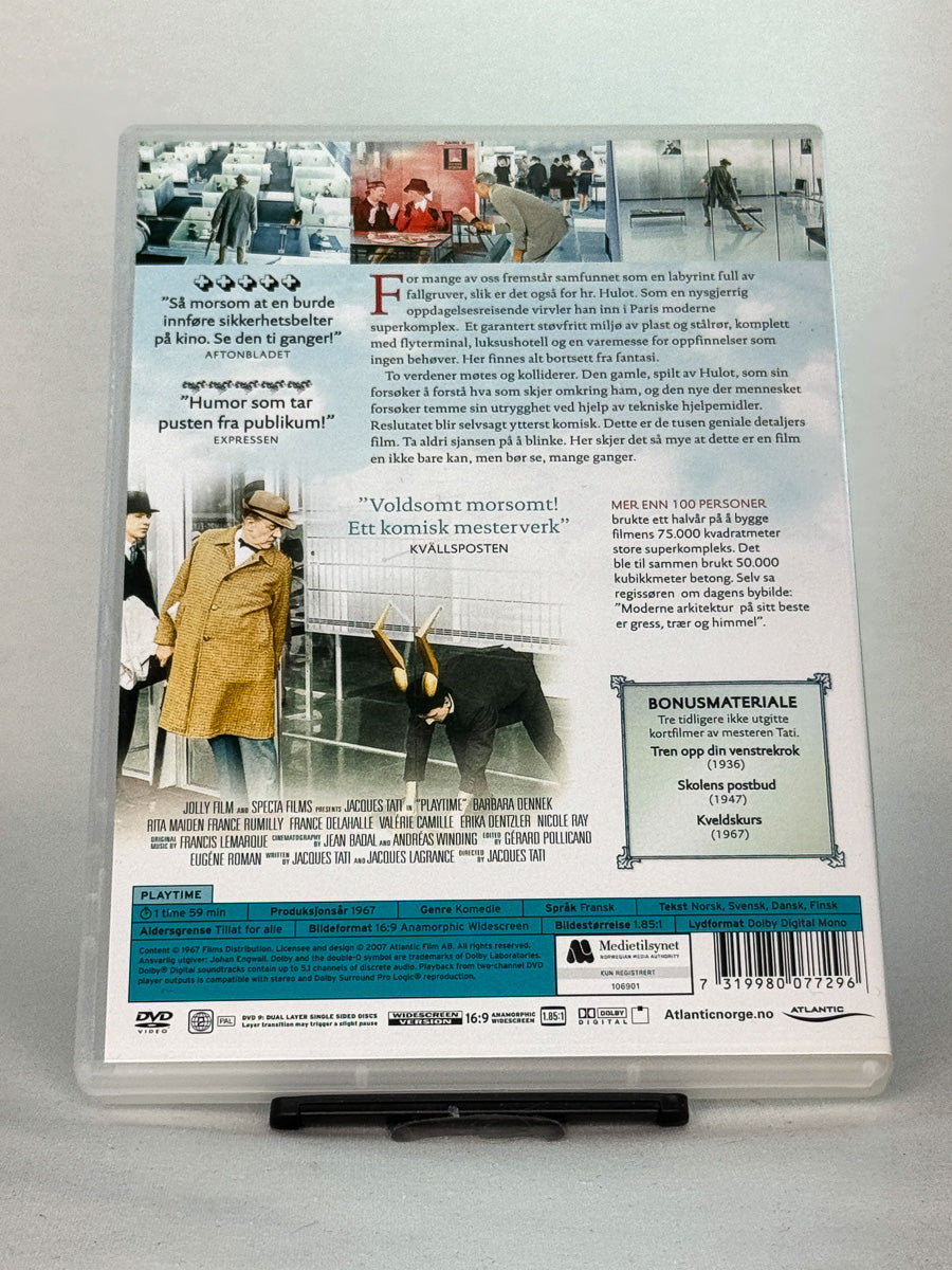 Bakside av DVD-cover til Playtime – Jacques Tatis mesterverk om modernitetens absurditet, original brukt DVD-utgave tilgjengelig hos Brukbar Film.