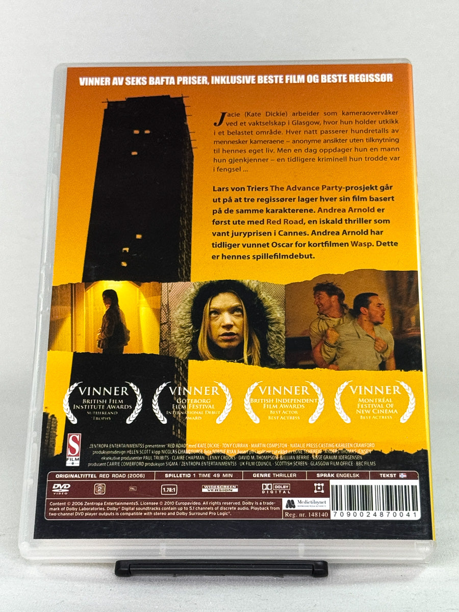 Bakside av DVD-cover til Red Road – intens og psykologisk thriller av Andrea Arnold med Kate Dickie, brukt film på DVD fra Brukbar Film.