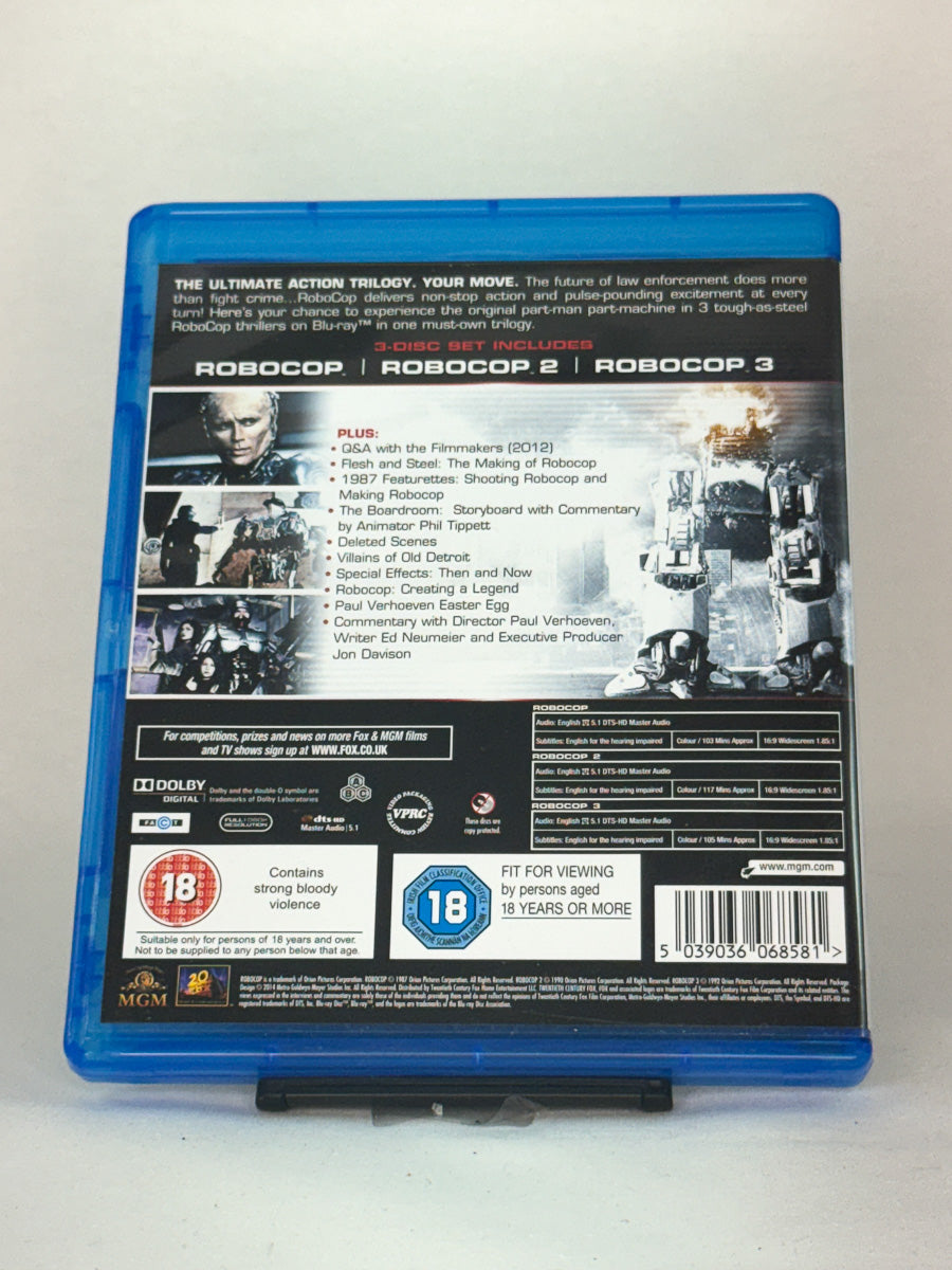 Bakside av Blu-ray-cover til RoboCop Trilogy – futuristisk sci-fi om lov og kaos, komplett trilogi på Blu-ray hos Brukbar Film.