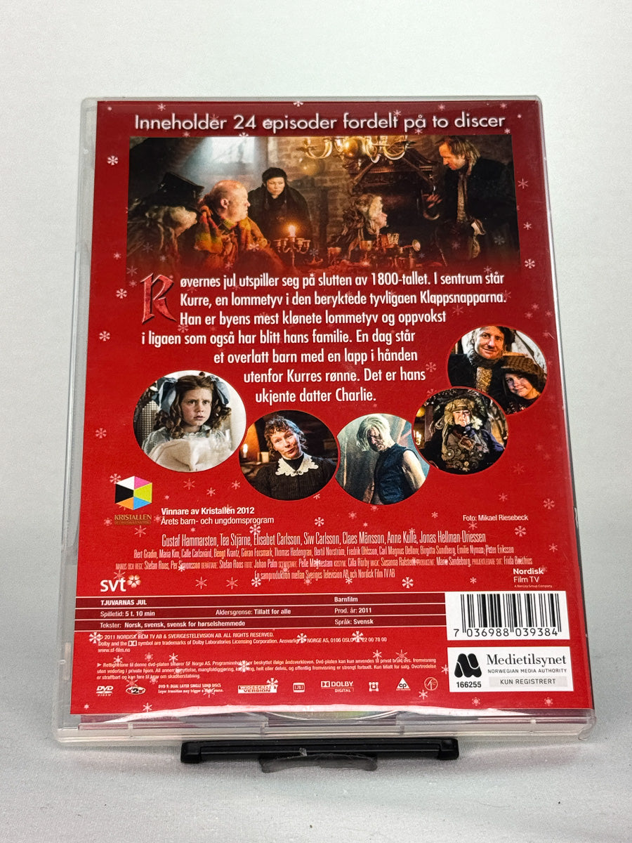 Bakside av DVD-cover til Røvernes jul – sjarmerende julekalender fylt med spenning og julemagi, original brukt DVD-utgave tilgjengelig hos Brukbar Film.