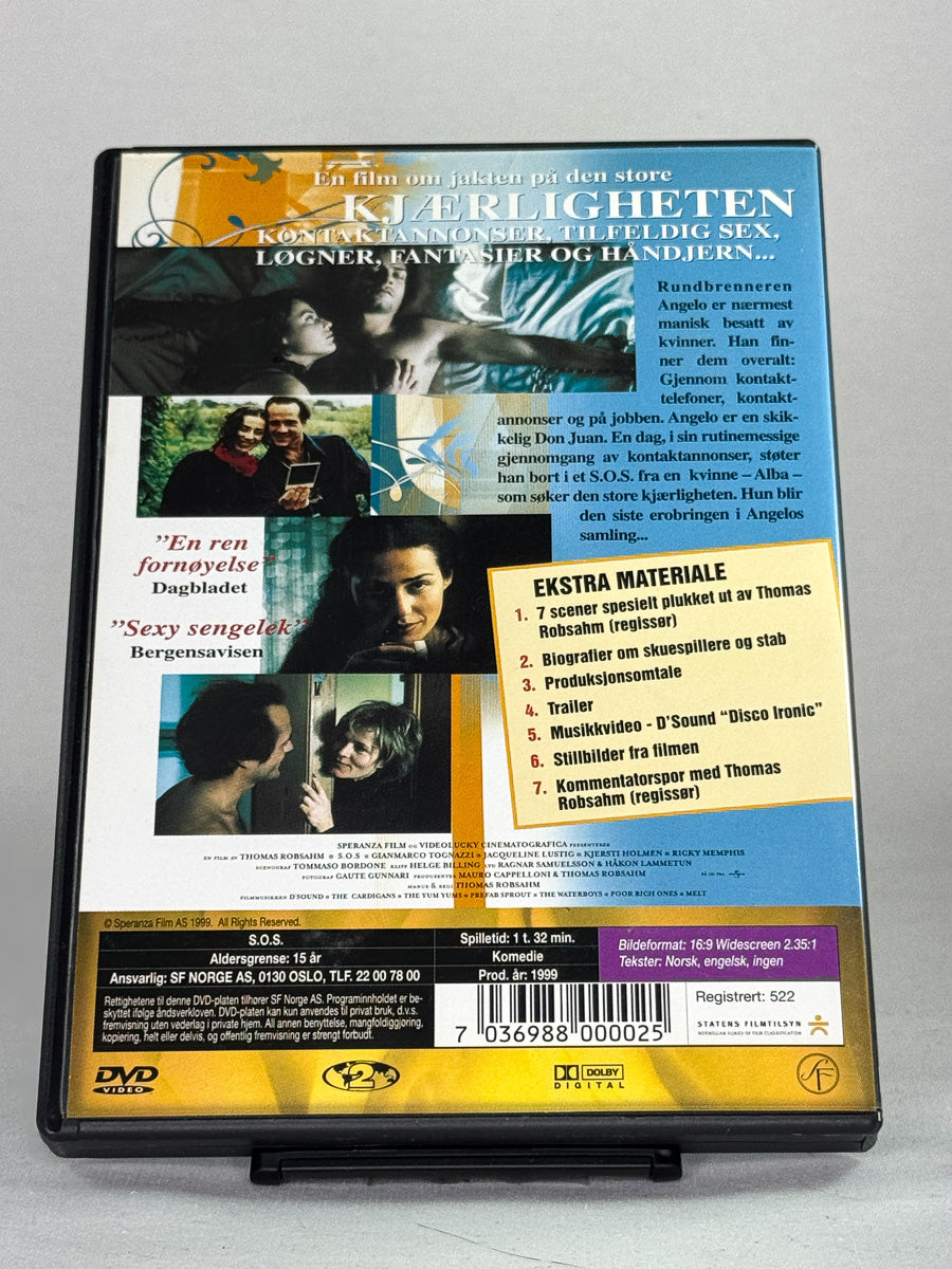DVD-bakside til filmen S.O.S. - En bedmovie
Baksiden viser info, spesifikasjoner og eventuell ekstratekst – produktbilde fra nettbutikken Brukbar Film