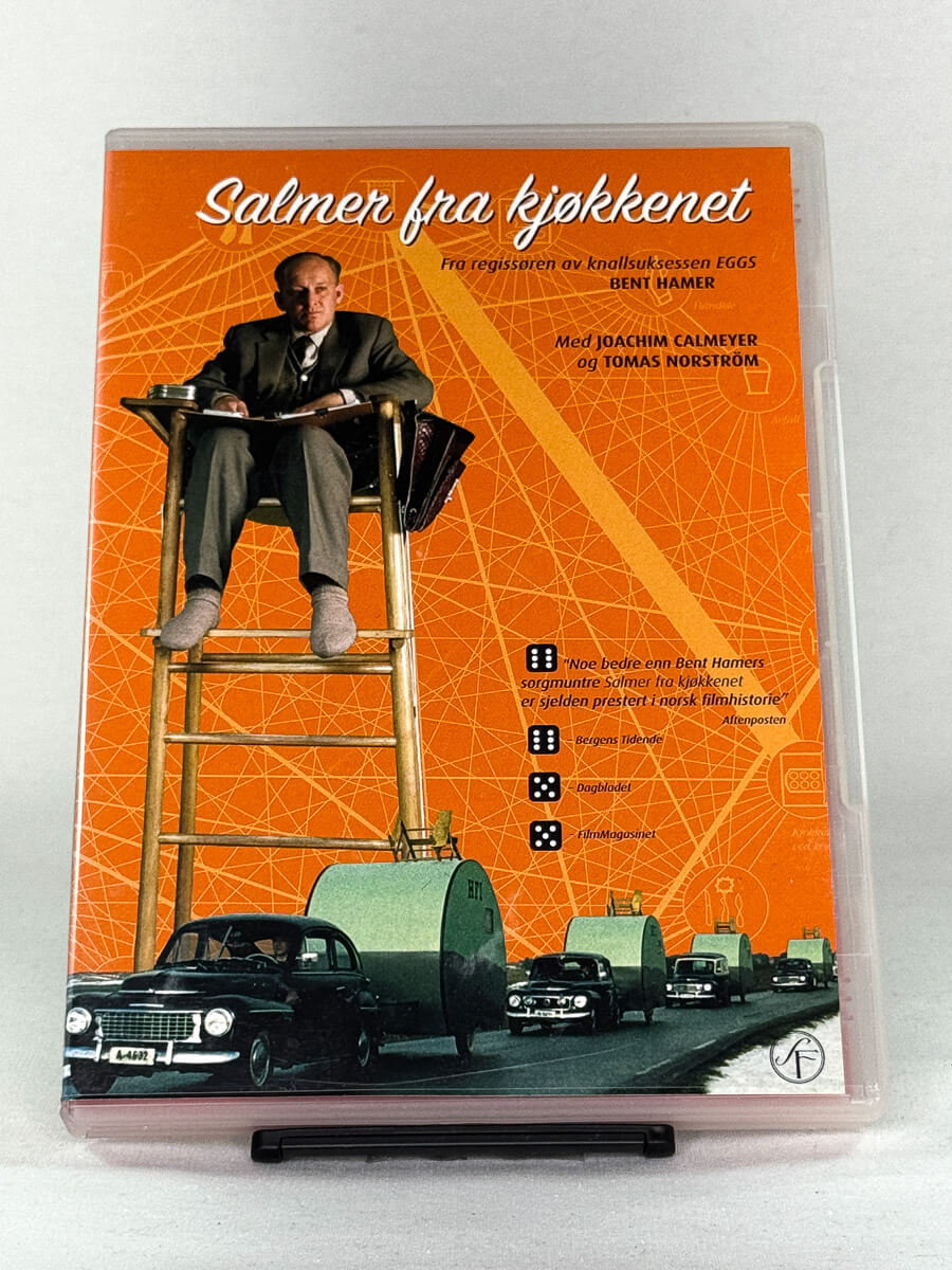 Forside av DVD-cover til filmen Salmer fra kjøkkenet – norsk komediedrama av Bent Hamer, brukt DVD fra Brukbar Film