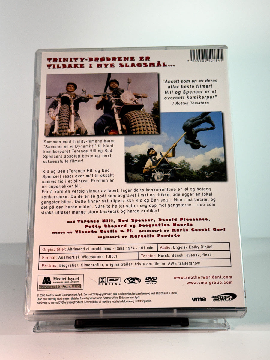 Bakside av cover til Sammen er vi dynamitt, brukt original DVD hos Brukbar Film