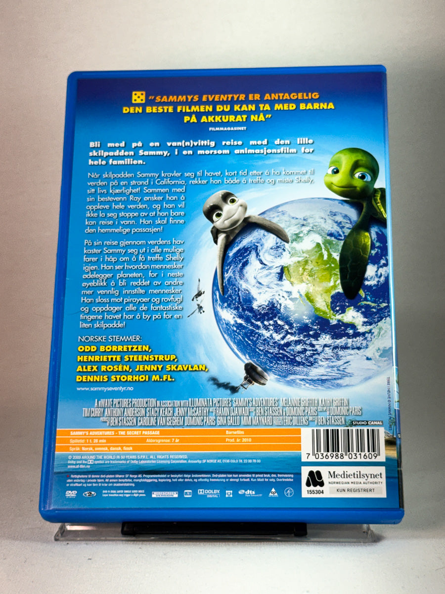 Bakside av DVD-coveret til Sammy’s Eventyr – Den hemmelige passasjen, bruktfilm hos nettbutikken Brukbar Film